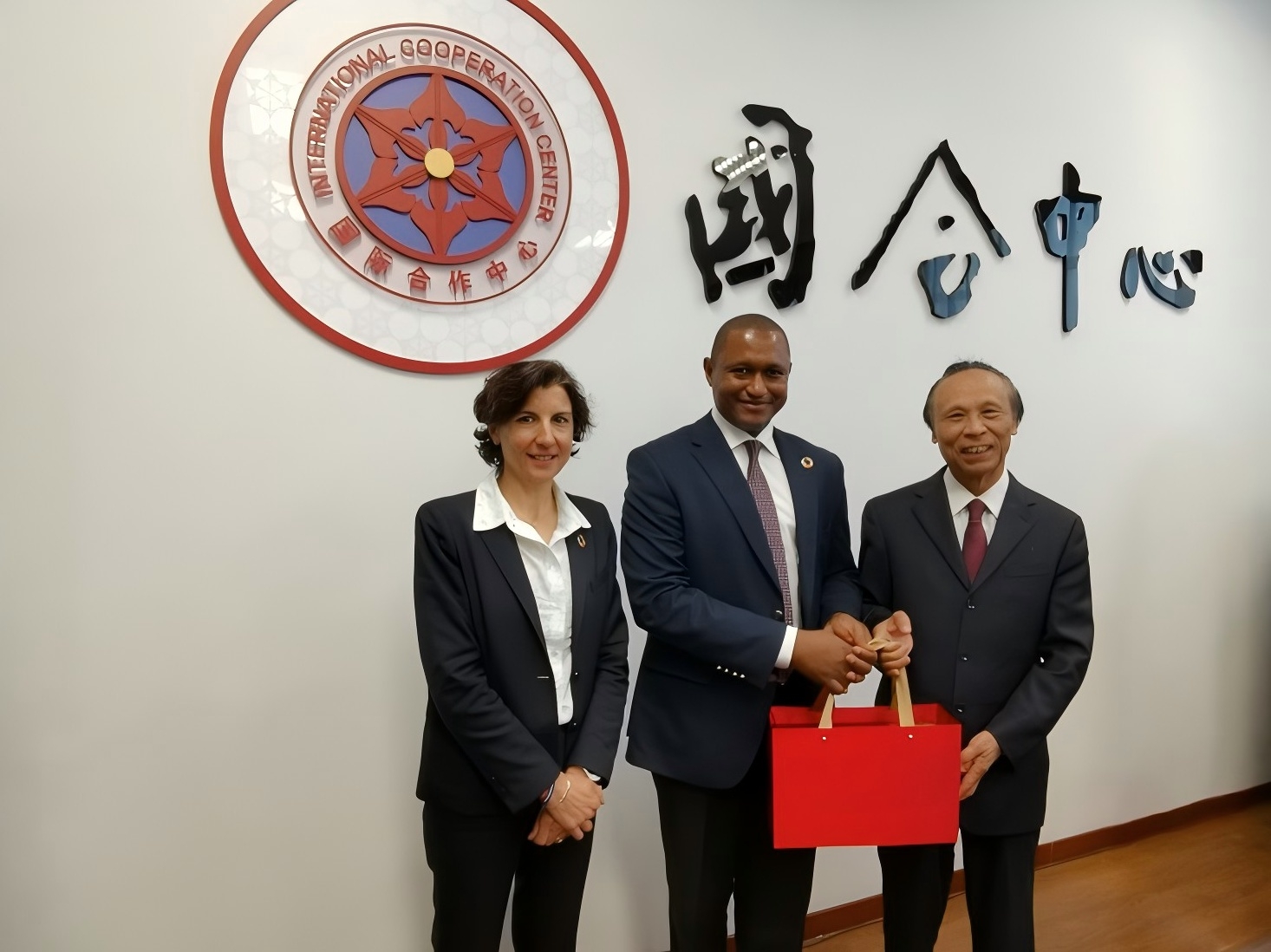 联合国难民署代表团出席座谈会