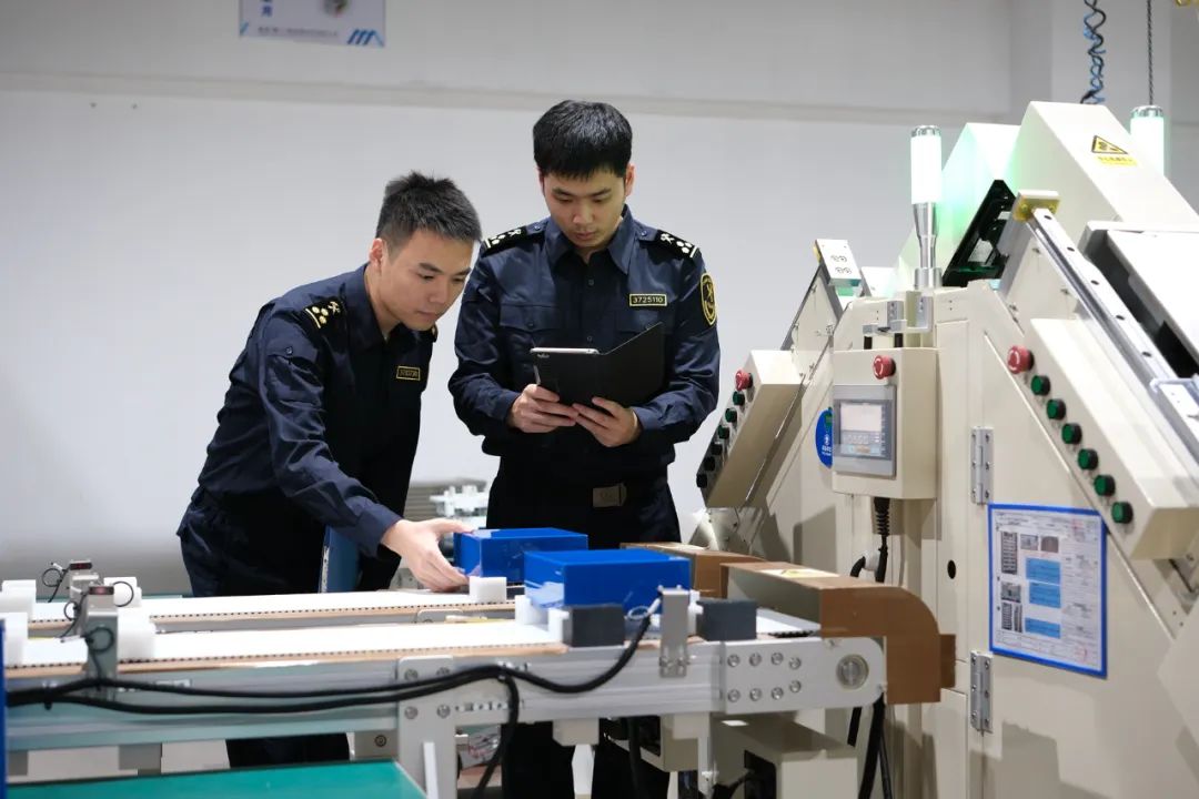 厦门海关关员监管一批即将出口的小型锂电池