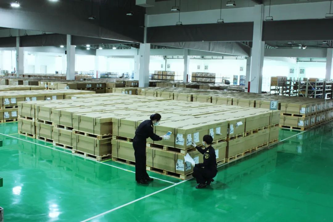 厦门海关关员查验拟出口锂电池