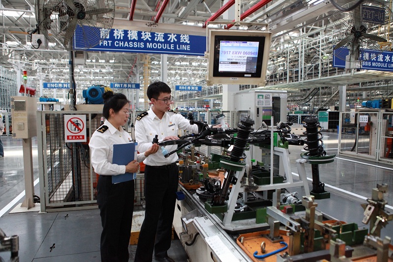 图为：关员在江苏摩比斯汽车零部件有限公司调研 徐艳/摄