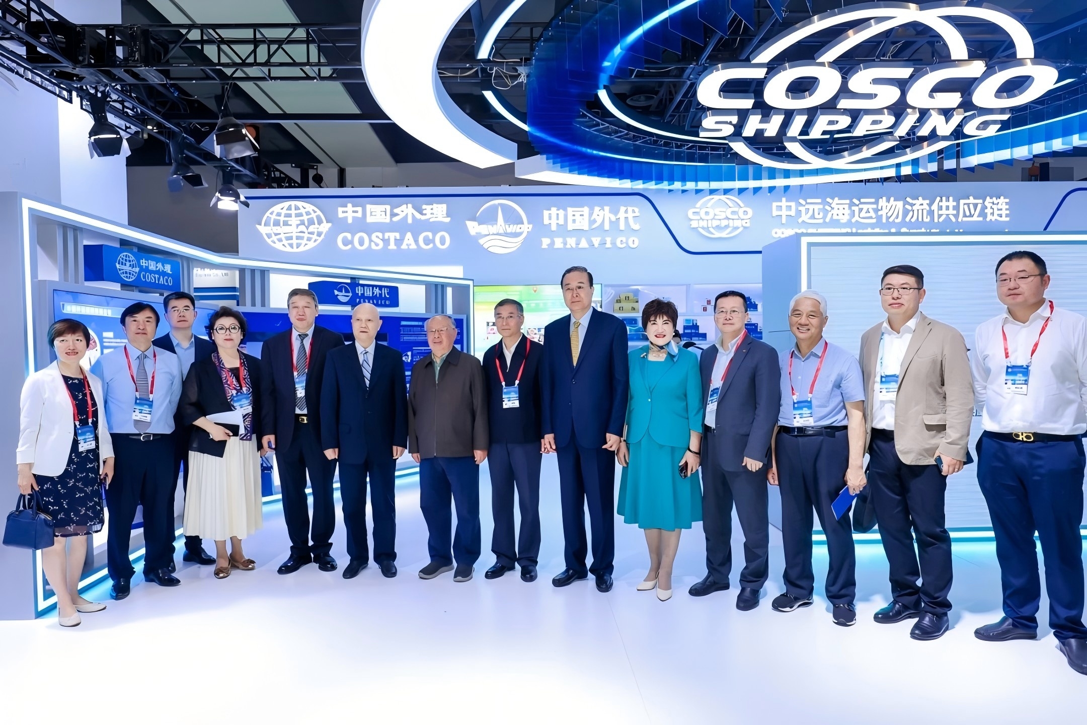 开幕式嘉宾巡馆（左二为叶副会长）