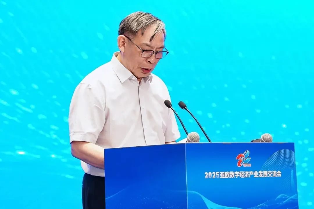 新疆维吾尔自治区人民政府原副主席、国家发展改革委宏观经济杂志社理事会理事长戴公兴