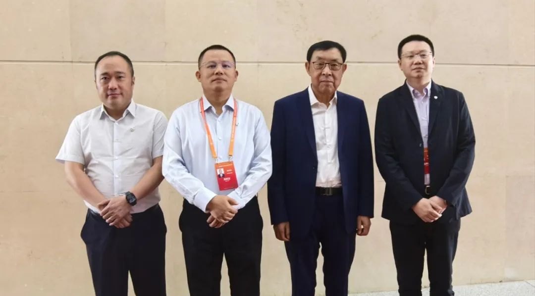 协会参会领导与马培华主席合影