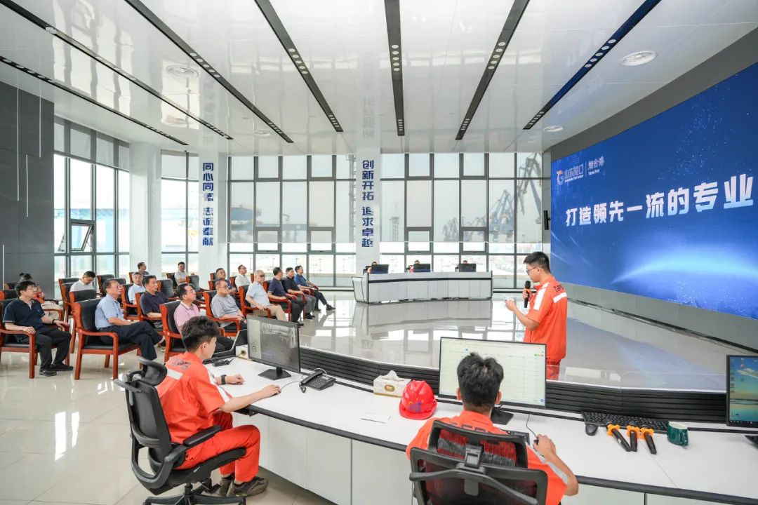 参观烟台港汽车码头调度指挥中心