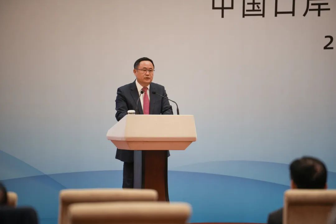 首席专家胡建华代表中国口岸协会专家委员会专家发言